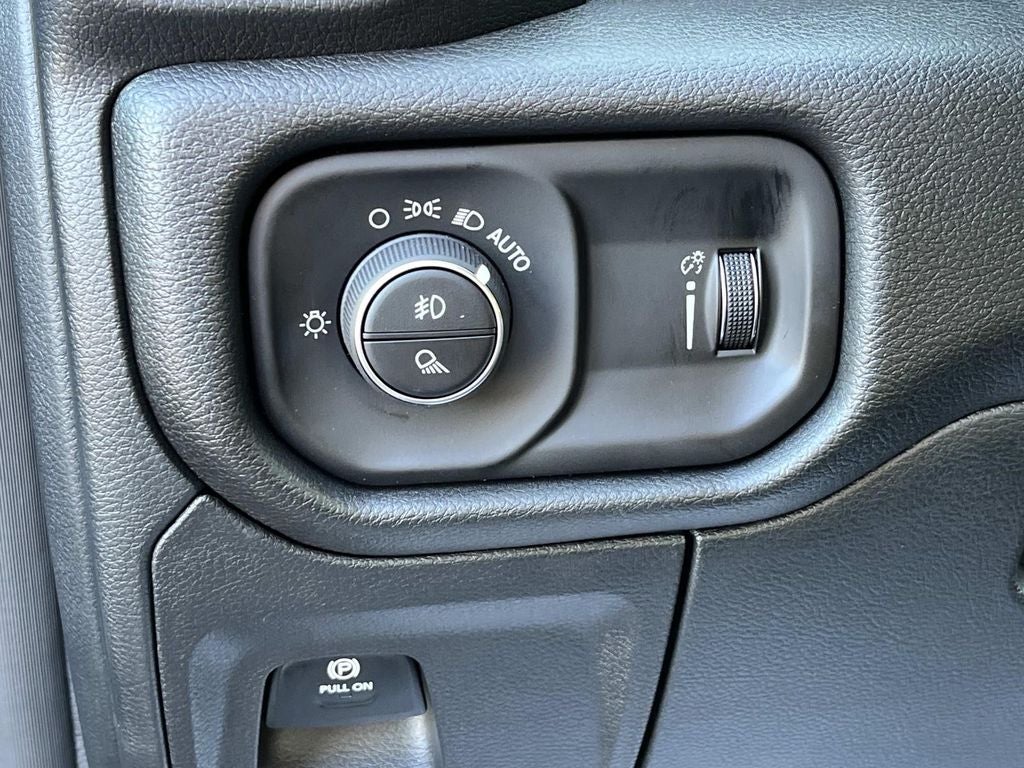 2027 RAM 1500 RAM 1500 EXPRESS CREW CAB 4X4 5'7' BOX