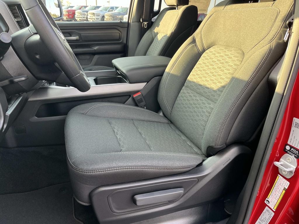 2027 RAM 1500 RAM 1500 EXPRESS CREW CAB 4X4 5'7' BOX
