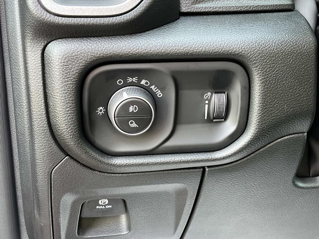 2027 RAM 1500 RAM 1500 EXPRESS CREW CAB 4X4 5'7' BOX