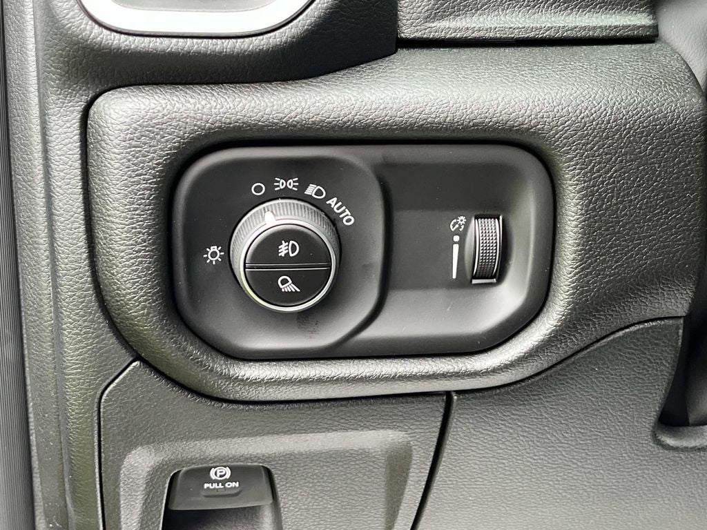 2026 RAM 1500 RAM 1500 EXPRESS CREW CAB 4X4 5'7' BOX