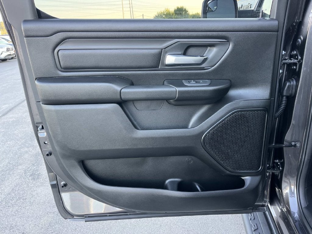 2027 RAM 1500 RAM 1500 EXPRESS CREW CAB 4X4 5'7' BOX
