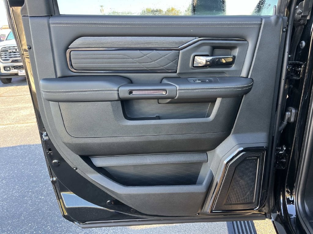 2027 RAM 3500 RAM 3500 LIMITED CREW CAB 4X4 8' BOX
