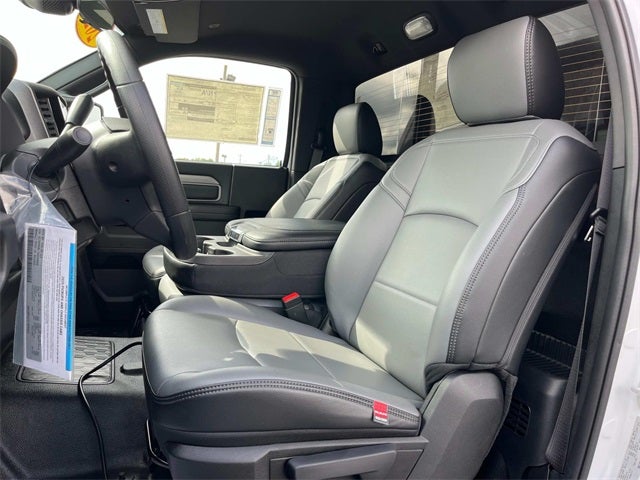 2025 RAM 5500HD RAM 5500 TRADESMAN CHASSIS REGULAR CAB 4X4 84' CA