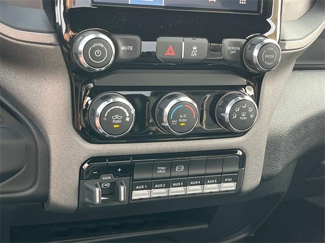 2025 RAM 5500HD RAM 5500 TRADESMAN CHASSIS REGULAR CAB 4X4 84' CA