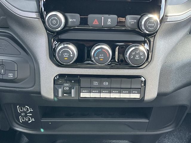 2026 RAM 5500HD RAM 5500 TRADESMAN CHASSIS CREW CAB 4X4 84' CA