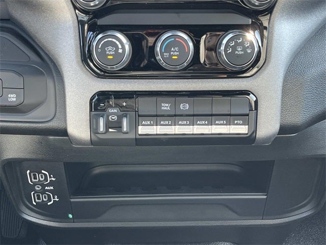 2026 RAM 5500HD RAM 5500 TRADESMAN CHASSIS CREW CAB 4X4 84' CA