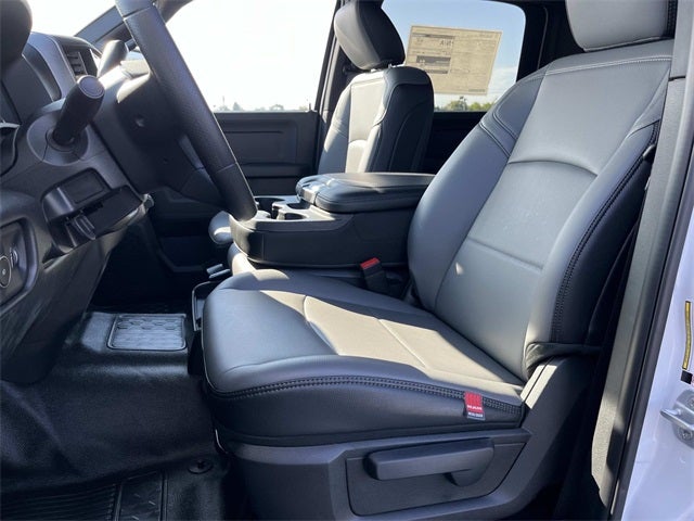 2026 RAM 5500HD RAM 5500 TRADESMAN CHASSIS CREW CAB 4X4 84' CA