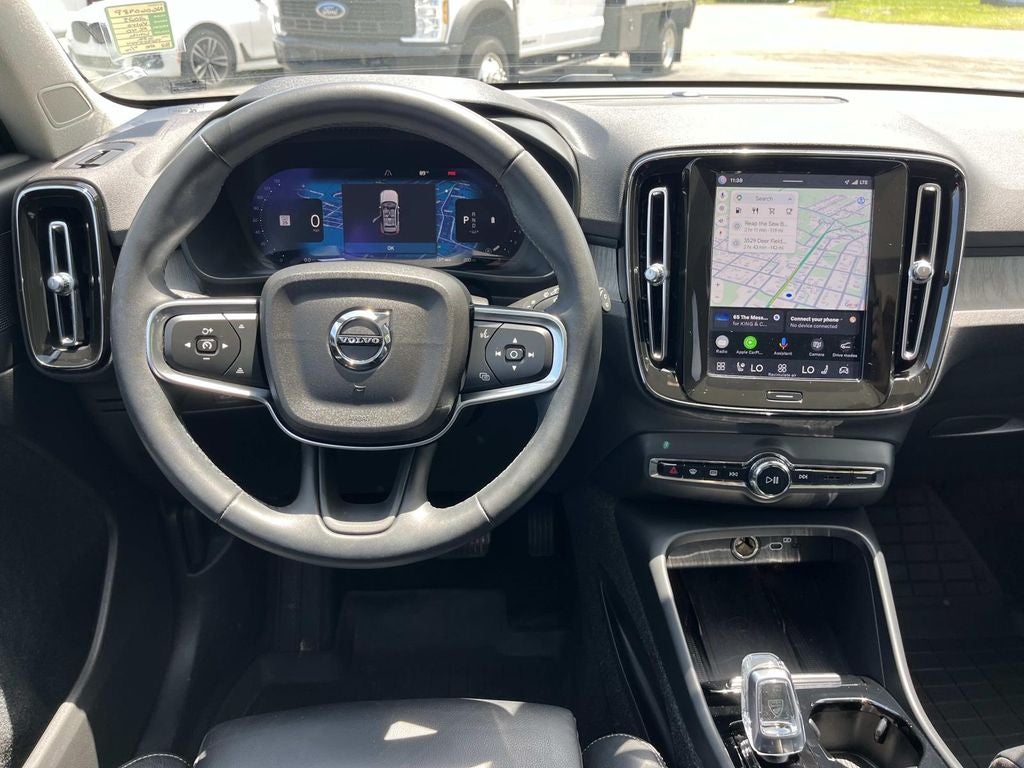 2023 Volvo XC40 B5 Plus Bright Theme
