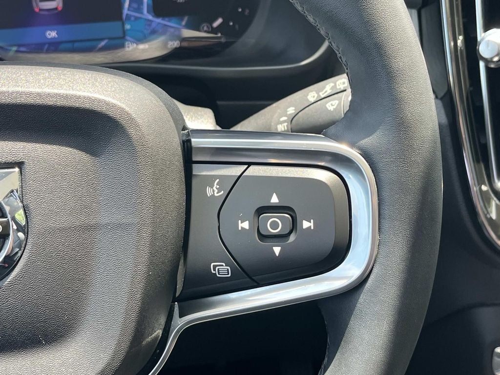 2023 Volvo XC40 B5 Plus Bright Theme