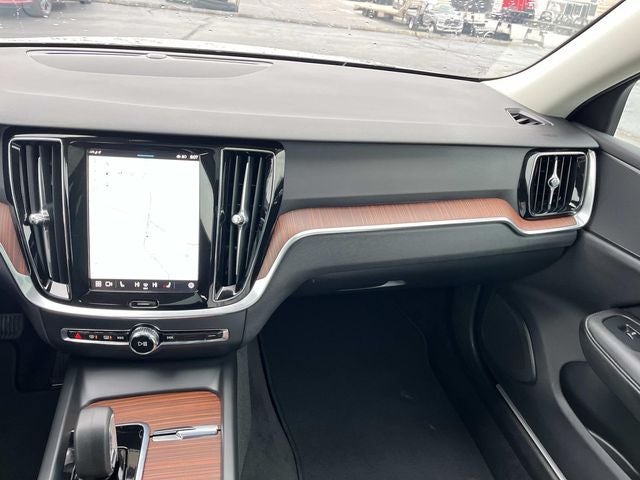 2025 Volvo V60 Cross Country B5 Plus